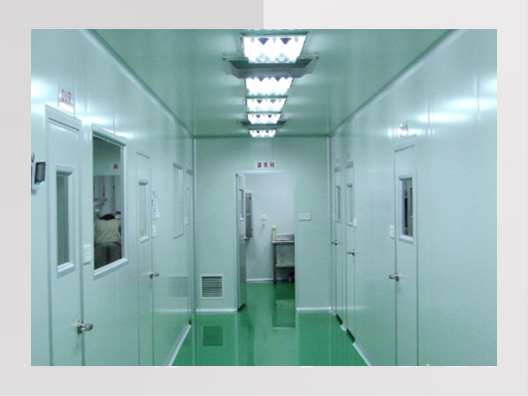 跟稻草人合影，咱不踩草坪好嗎？